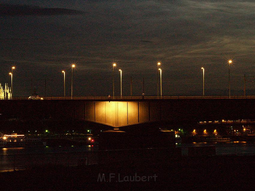 Lebensmueder mit Pistole Koeln Deutzer Bruecke P37.JPG